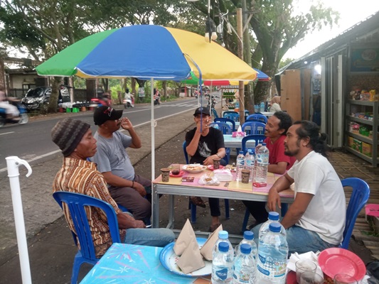 https://www.punosekawan.web.id/daerah/anggota-dprd-dapil-ii-fraksi-gerindra-khairil-anwar-senang-mengunjungi-lapak-pedagang-umkm-lapangan-sakra/