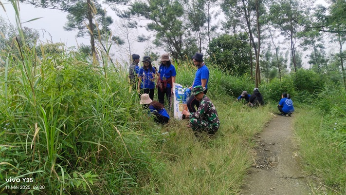 Babinsa Selo Bersama Mahasiswa Salatiga Laksanakan Penghijauan Daerah yang Kritis