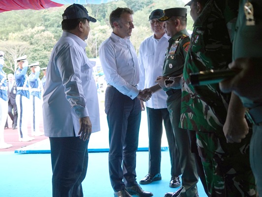 Panglima TNI Menyambut Kunjungan Presiden RI Bersama Presiden Prancis ke Akmil