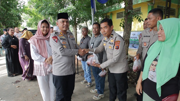 Polres Sergai Membagikan Daging Hewan Qurban di Hari Raya Idul Adha 1446 H 2025 M di depan Masjid Polres 