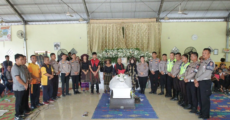 Turut Berdukacita, Upacara Penghormatan Terakhir Brigadir Sat Lantas Polres Sergai Alm. Syaiphulisa Sembiring di Jambur Sada Arihta