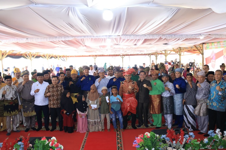 Anggota DPRD Sumut Budi S.E. Turut Serta dalam Tradisi Jamu Laut di Sergai Bersama Menteri Kebudayaan Fadli Zon