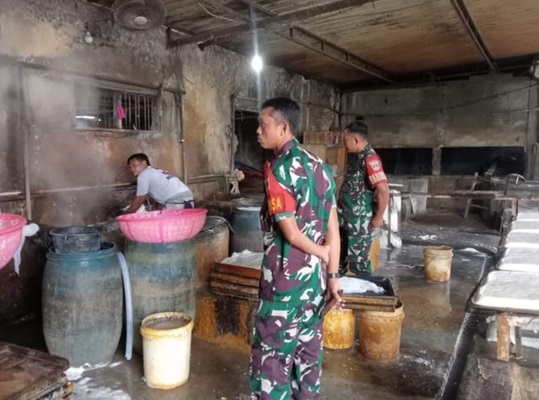 Babinsa Berikan Edukasi Pengelolaan Limbah Tahu untuk Wujudkan Lingkungan Bersih