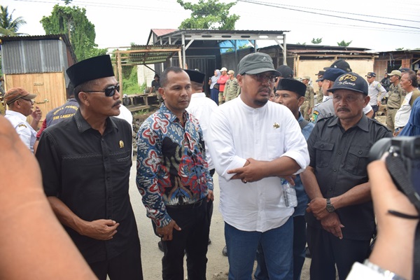 Eksekusi Penertiban Kios Pedagang di Luar Pasar Tradisional Tanjung Pura Berjalan dengan Tertib
