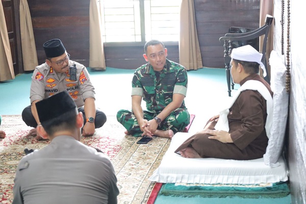Kapolres Langkat Bersilaturahmi ke Tuan Guru Babussalam, Minta Doa Demi Keamanan Bangsa