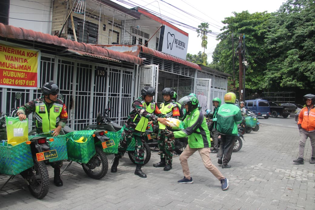 Tim Along-Along Babinsa Hadir Lagi, 140 Karung Beras Dibagikan ke Masyarakat Medan
