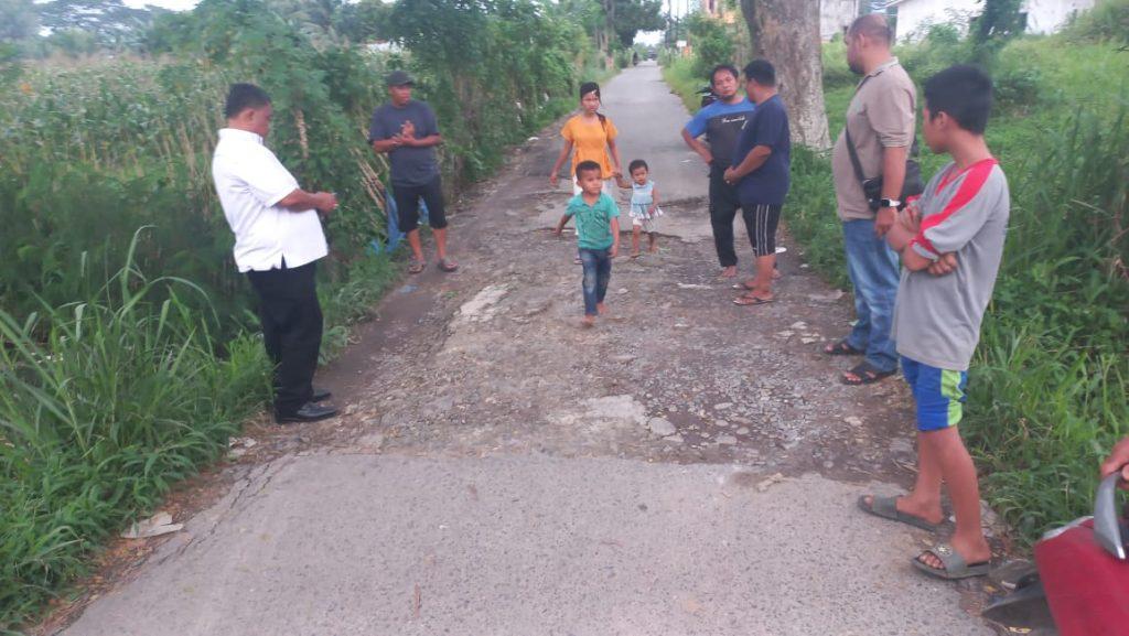 Perbaikan Segera, Anggota DPRD Medan Binsar Simarmata Tinjau Jalan yang Rusak di Medan Tuntungan