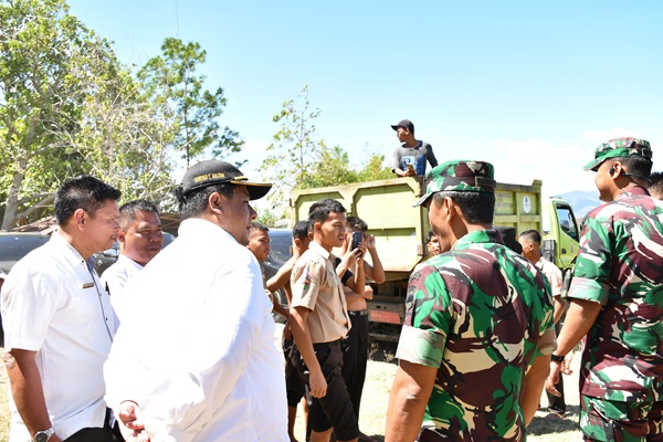 Bupati Samosir, Danrem 023KS, dan Forkopimda Bersatu Bersihkan Eceng Gondok Dukung Program TNI Manunggal Lestarikan Danau Toba