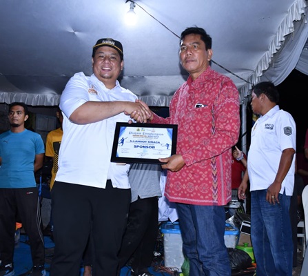 Bupati Samosir Serahkan Piala Bergilir kepada Antap FC, Juara I Turnamen Bupati Cup III