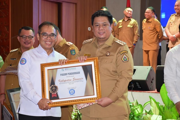 Program UHC Prioritas Diluncurkan, Vandiko Pastikan Warga Samosir Dapat Layanan Kesehatan Gratis Pakai KTP