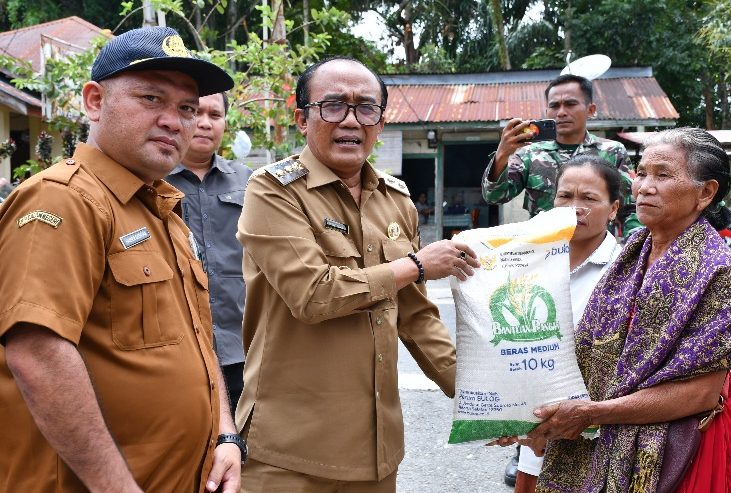 Wakil Bupati Samosir Distribusikan Bantuan Pangan Beras CPP kepada Warga Kurang Mampu