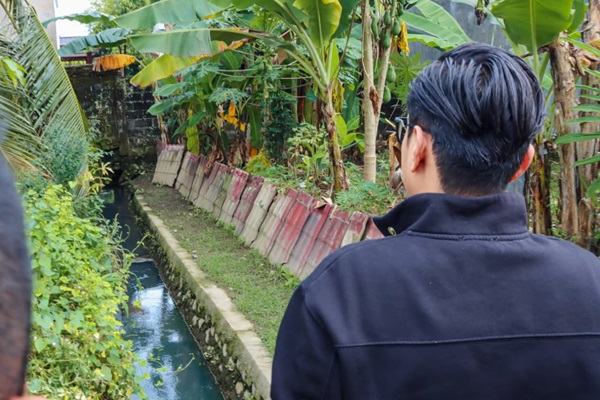 Warga Medan Tuntungan Menangis Menyampaikan Keluhannya, Rico Waas Tawarkan Solusi dalam Atasi Banjir