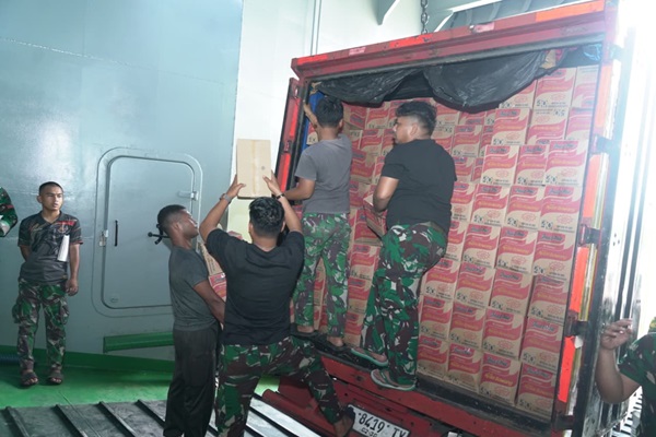 Kapal ADRI XCII-BM Kirim Bantuan Kemanusiaan ke Tiga Daerah Terdampak Bencana di Sumatera