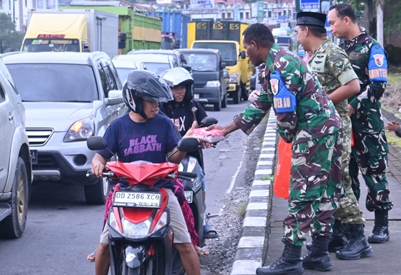 Ramadan Berkah, Lanud Sultan Hasanuddin Gelar Pembagian Takjil di Simpang Lima Bandara