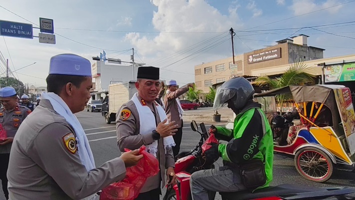 Tim Polisi Sorban Putih Gelar Aksi Berbagi Takjil