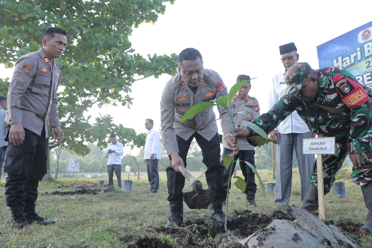 Peringati Hari Pohon Sedunia, Kapolres Rohil Bersama Upika Panipahan Laksanakan Program “Green Policing”