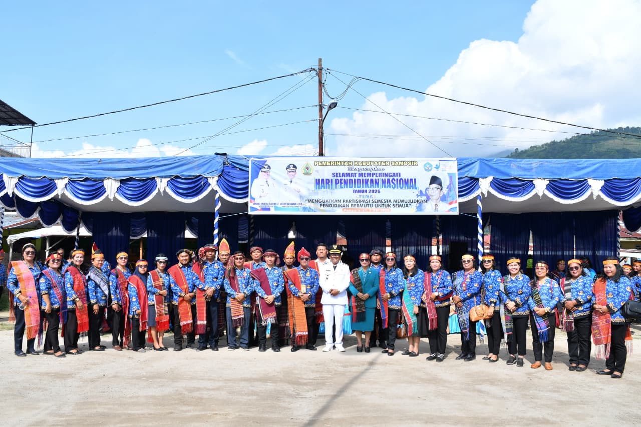 Wabup Samosir Pimpin Upacara Hardiknas 2026, Ulos Warnai Semangat Pendidikan dan Budaya