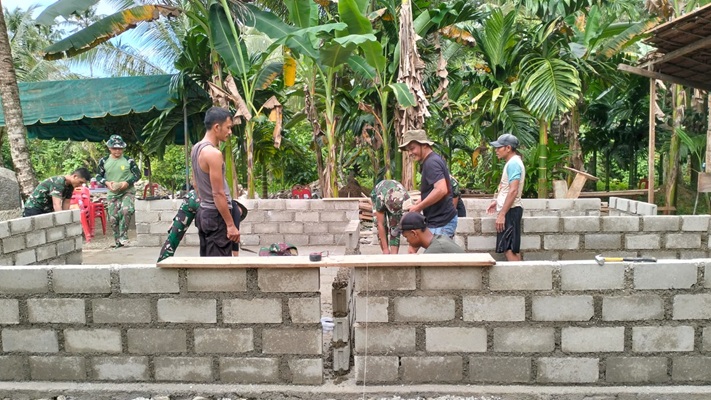 Tim Karya Bakti TNI Berperan dalam Perbaiki Hunian Warga yang Masuk Kategori RTLH di Wilayah Kota Gunungsitoli