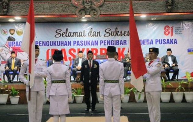 Bupati Taput Kukuhkan 17 Paskibraka, Dorong Generasi Muda Tumbuh Berkarakter dan Berprestasi