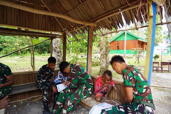 Kehangatan TMMD Ke-129, Canda Tawa Satgas TNI dan Anak-Anak Kampung Sesor Pererat Kebersamaan
