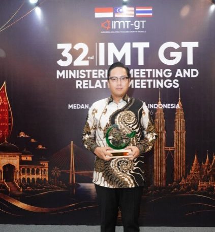 Rico Waas Menerima IMT-GT Green City Award