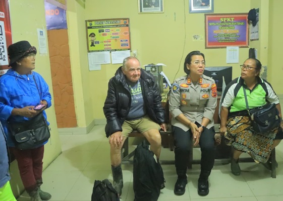 Kapolres Samosir Meninjau Korban Banjir Bandang Garoga Dievakuasi ke Polsek Simanindo