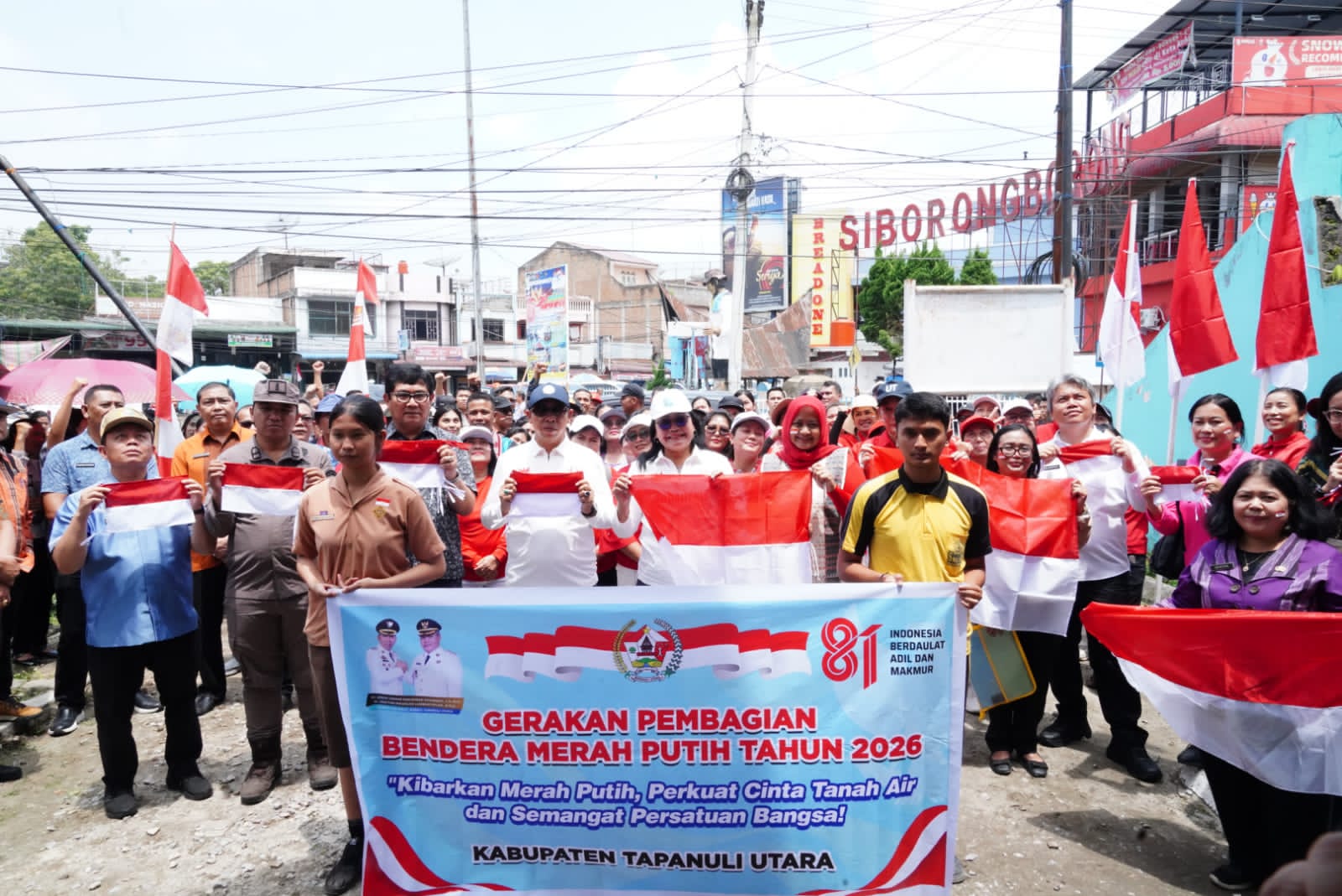 1.814 Bendera Merah Putih Dibagikan di Siborong-borong, Pemkab Taput Dorong Semangat Kebangsaan