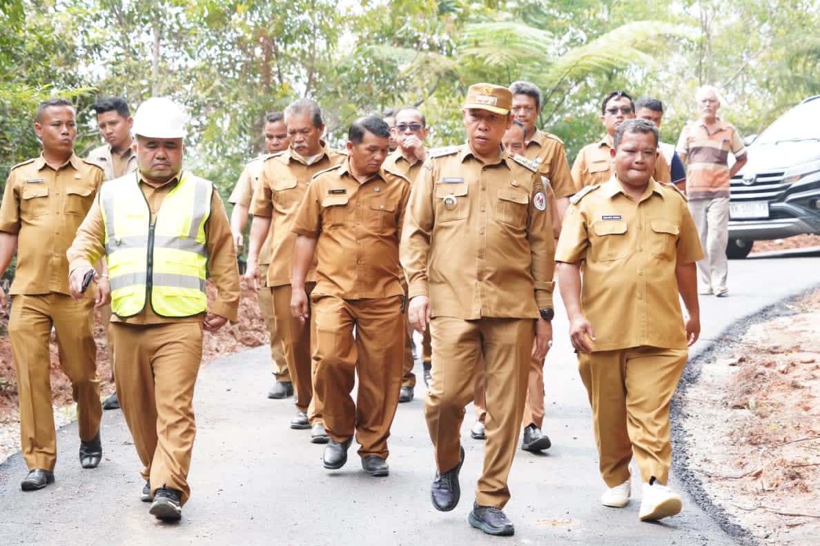 Tingkatkan Aksesibilitas dan Ekonomi Warga, Bupati Taput Tinjau Pembangunan Jalan Hotmix 1,1 KM di Parmonangan